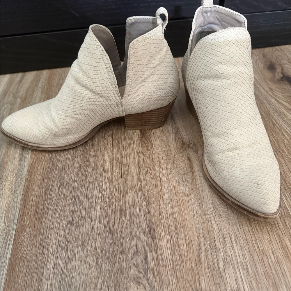 Chinese Laundry Textured Cream Ankle Booties